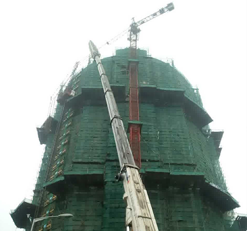 湖州市吊车在工地上作业